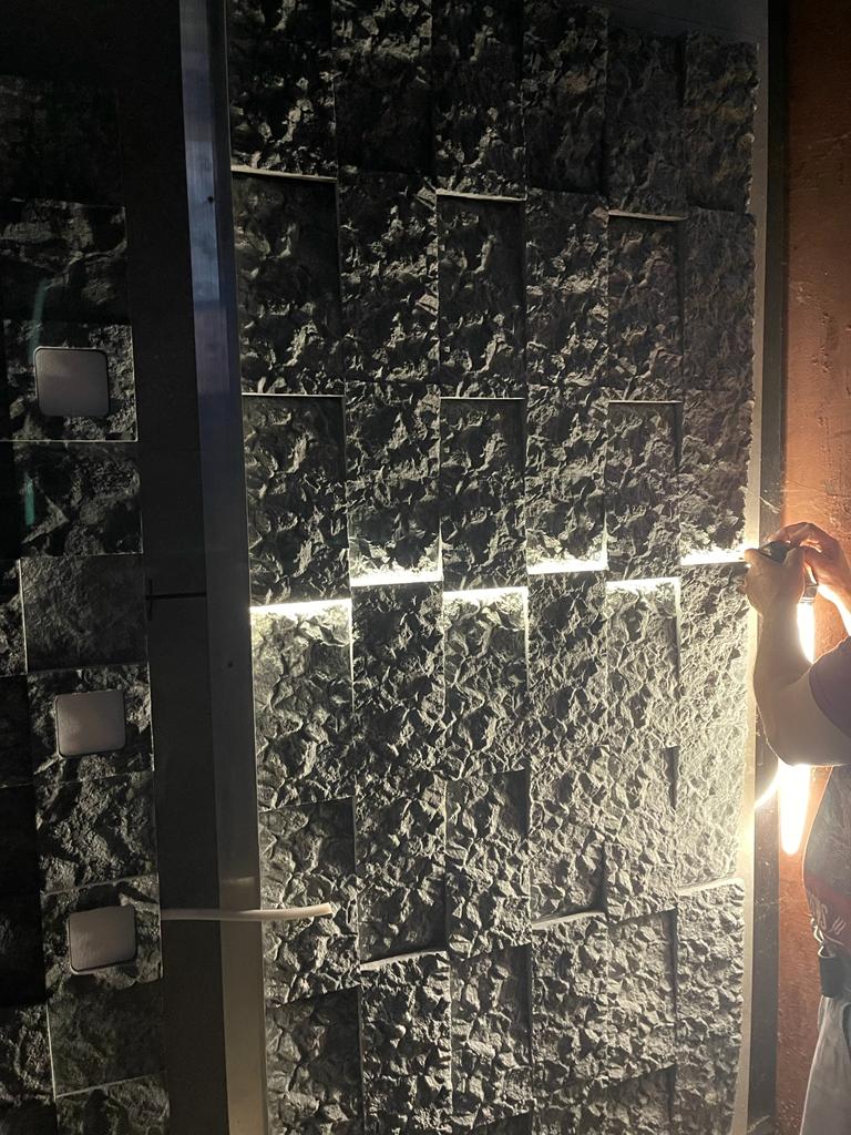 Фото стены из камня с подсветкой